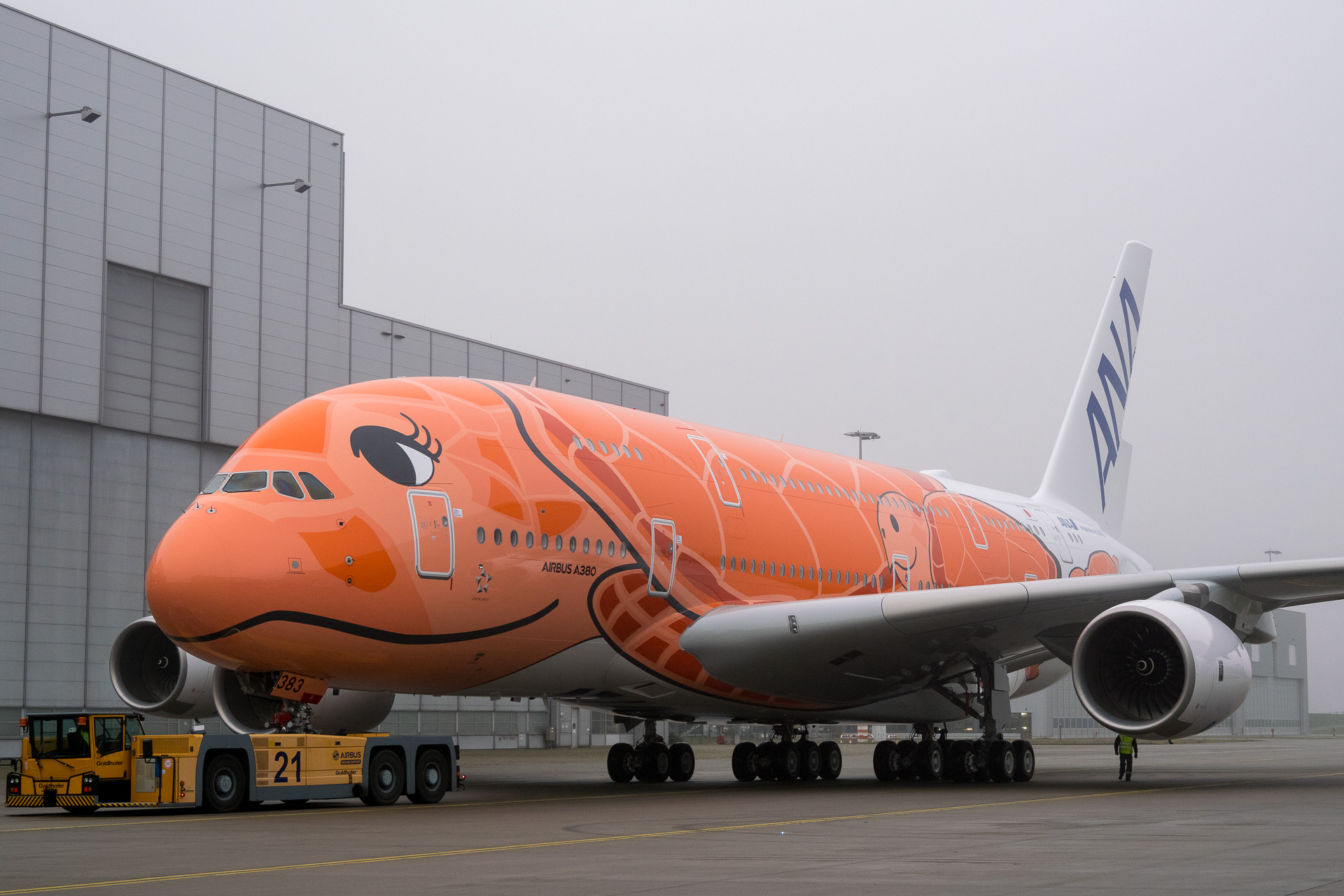 エアバスとANA、オレンジのA380型機をお披露目。3号機がハンブルク工場