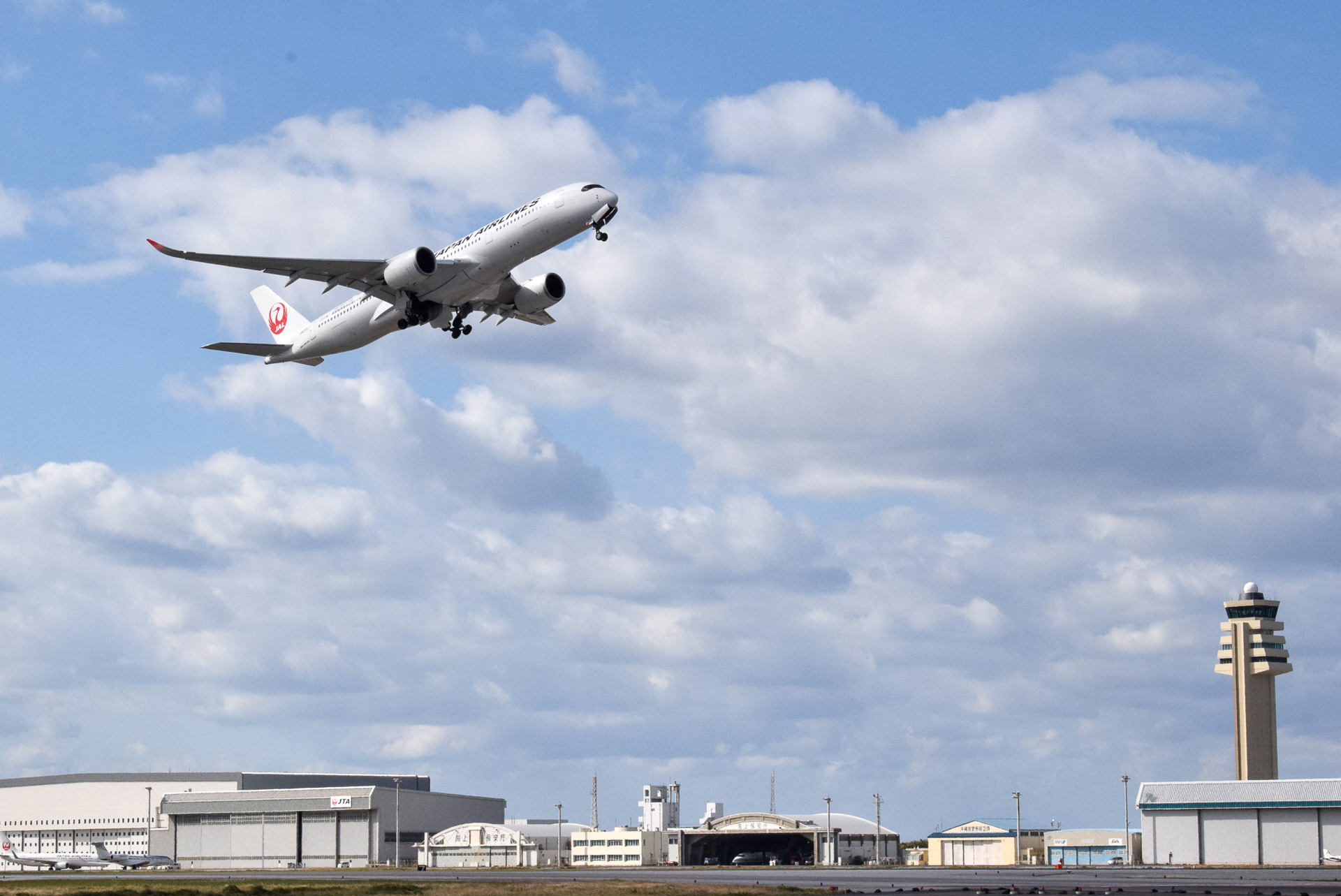 JAL、エアバス A350を羽田～那覇に就航。首里城応援メッセージとともに