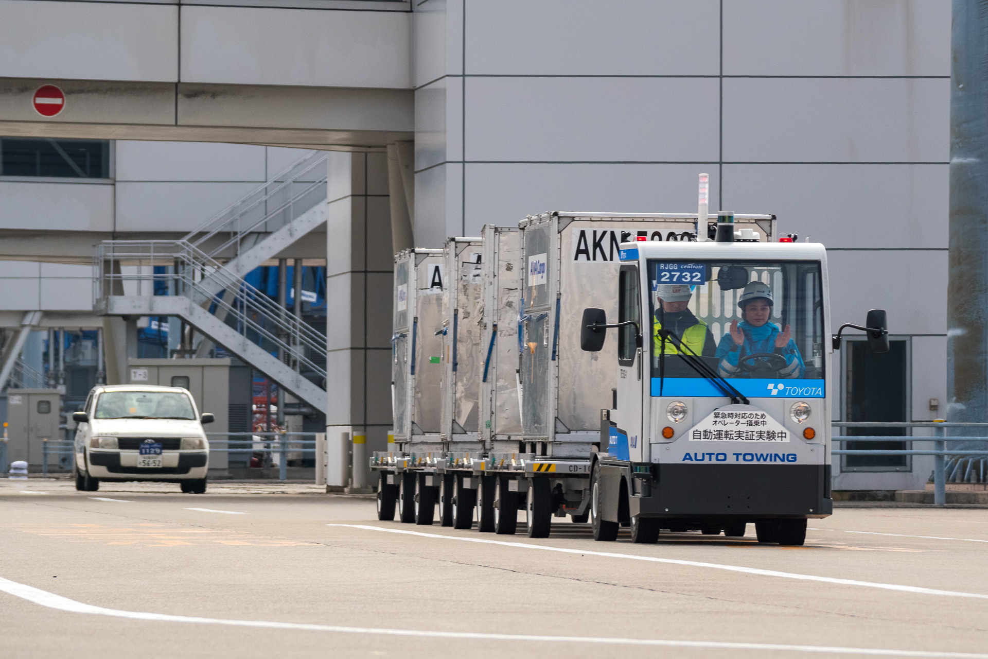 ANAと豊田自動織機、セントレアで自動運転による荷物運搬の実証実験。トーイングトラクターが往復2.5km走行 - トラベル Watch