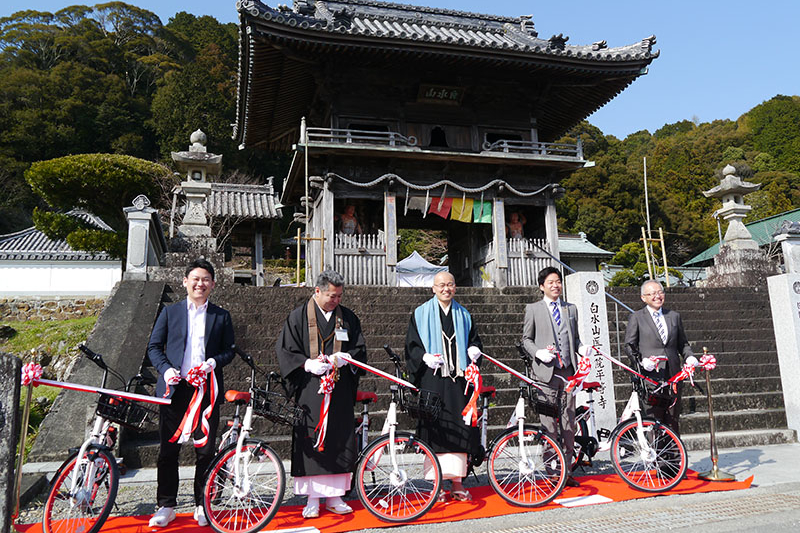 二十二番札所の平等寺で四国遍路をサポートするシェアサイクルサービス