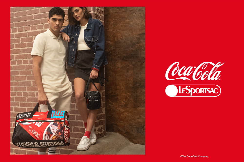 レスポートサック、「コカ・コーラ」とのコラボ商品を3月11日発売 ロゴ 