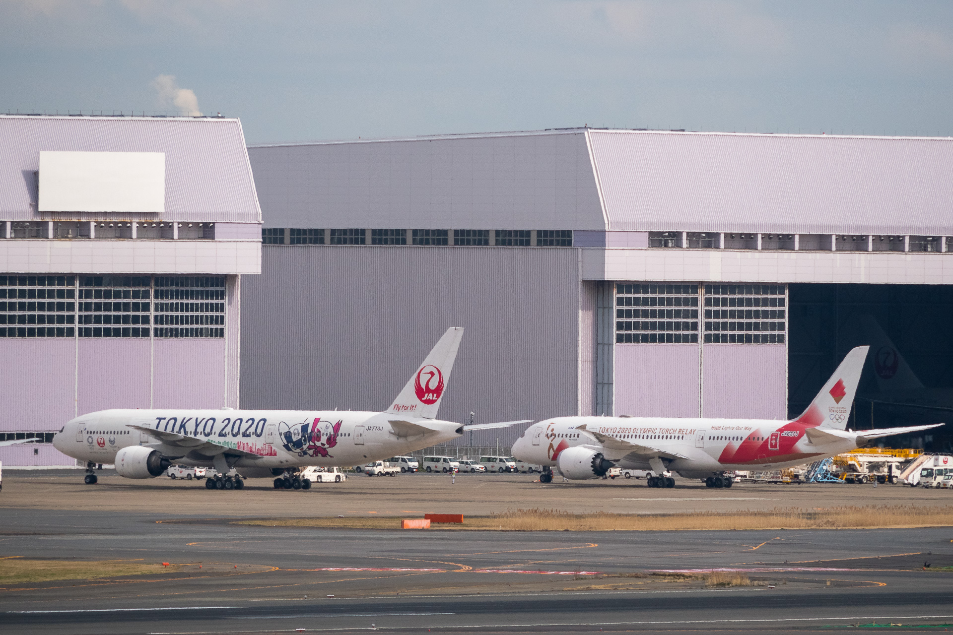 JALとANAが共同運航するオリンピック聖火輸送機「TOKYO 2020号」が羽田 