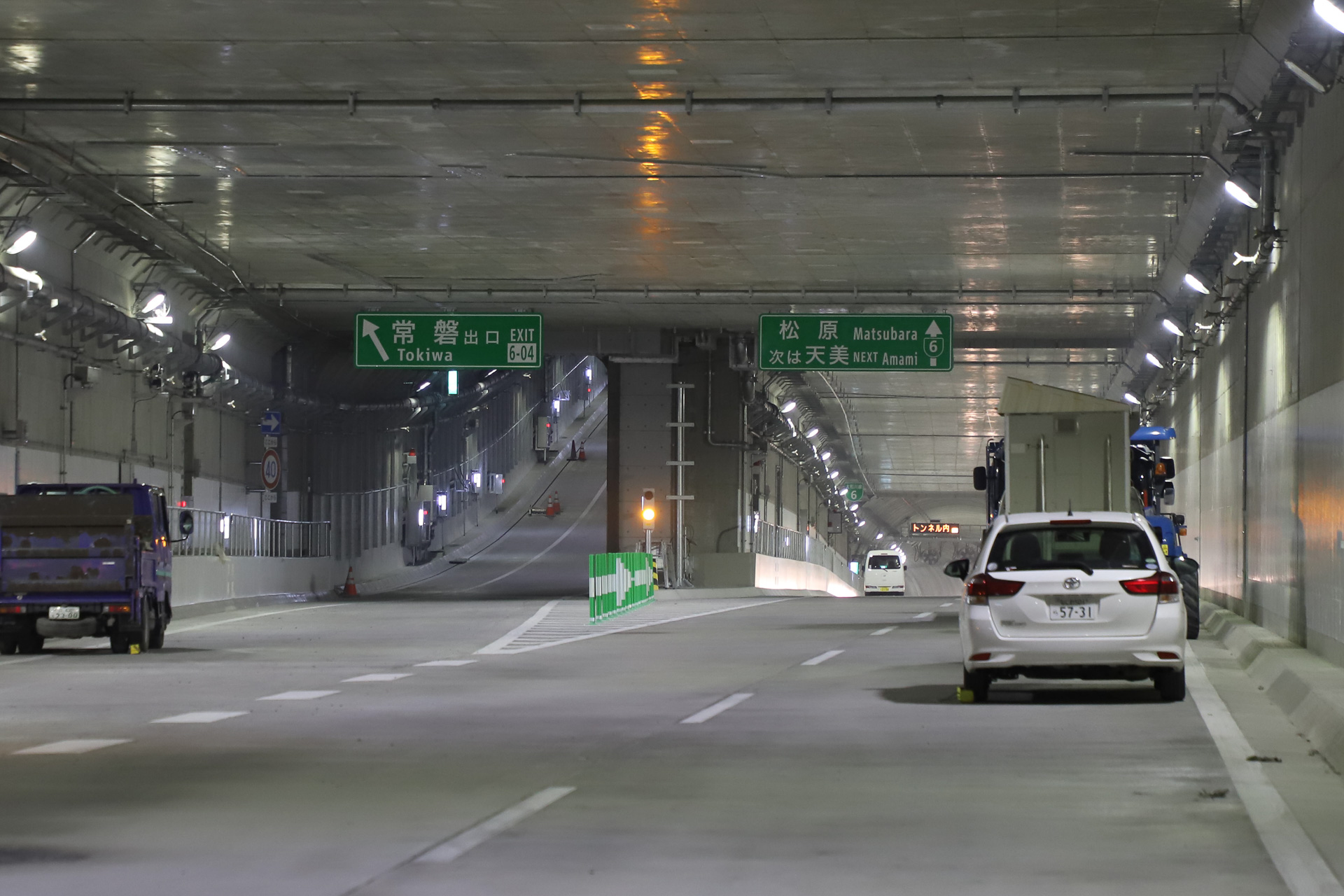 阪神高速、3月29日に全線開通する6号大和川線を報道公開。関西初採用のすべり台式非常口など長大トンネル内部を紹介
