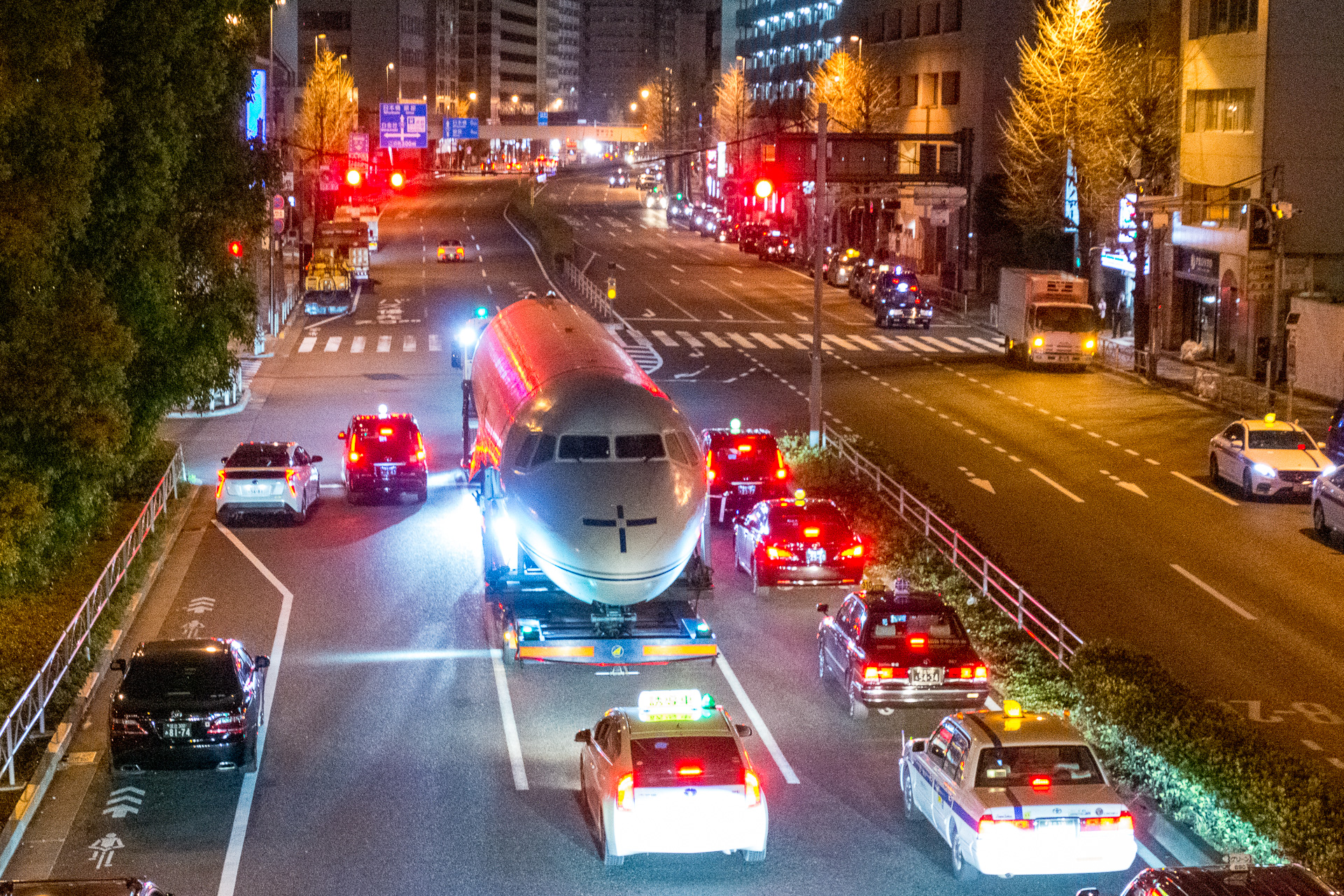 科博の Ys 11 が道路を走る 羽田空港から展示場所のヒロサワ シティへ陸送 運送は鉄道車両輸送に実績あるアチハ トラベル Watch