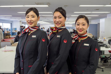 JAL、CAのスカーフ柄エコバッグ発売。簡単に折りたためて手にひら