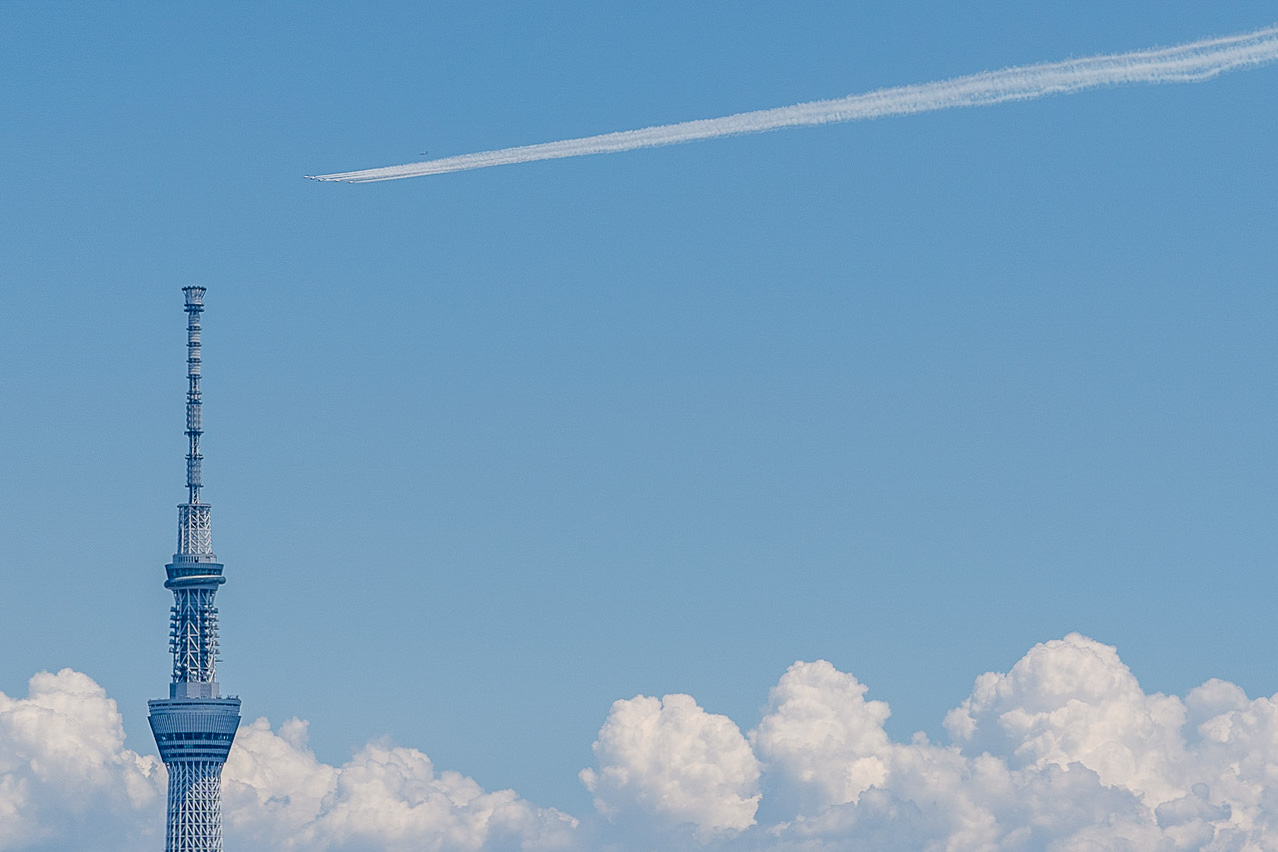 ブルーインパルス、青空広がる東京上空で医療従事者に感謝のフライト。スカイツリーとも共演した各地からの写真を紹介