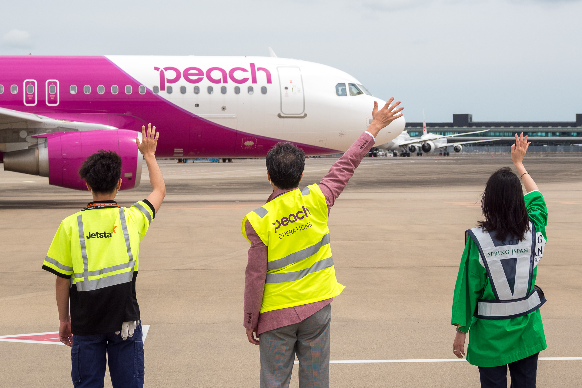 成田空港第3ターミナルでlccが共同イベント 一丸となって利用者に感謝のお見送り トラベル Watch