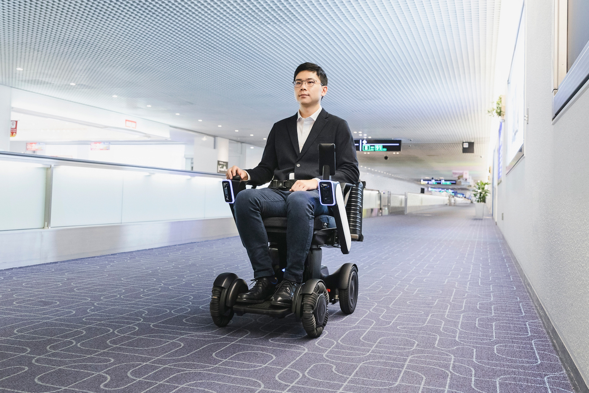 羽田空港、第1ターミナルで3種のロボット導入。自動運転椅子/遠隔案内