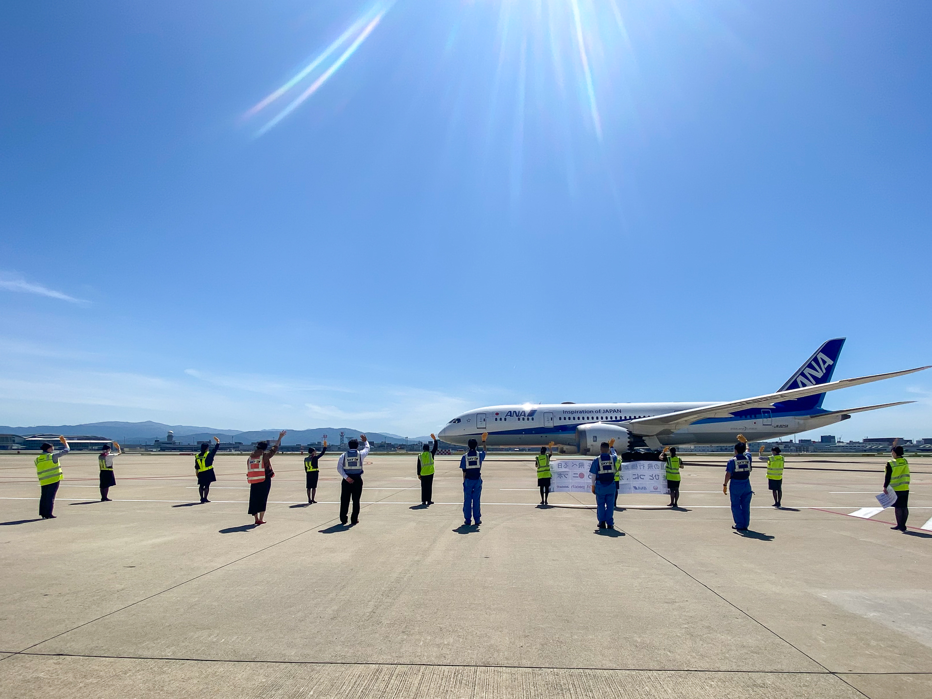 航空会社の垣根を越えて共同でお見送り 機内座席へのメッセージカードなどコロナ禍下のana福岡空港の取り組みを聞く トラベル Watch