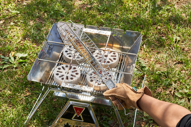 ロゴス アウトドアで魚をきれいに調理できる 炭火サンマ焼き器 トラベル Watch