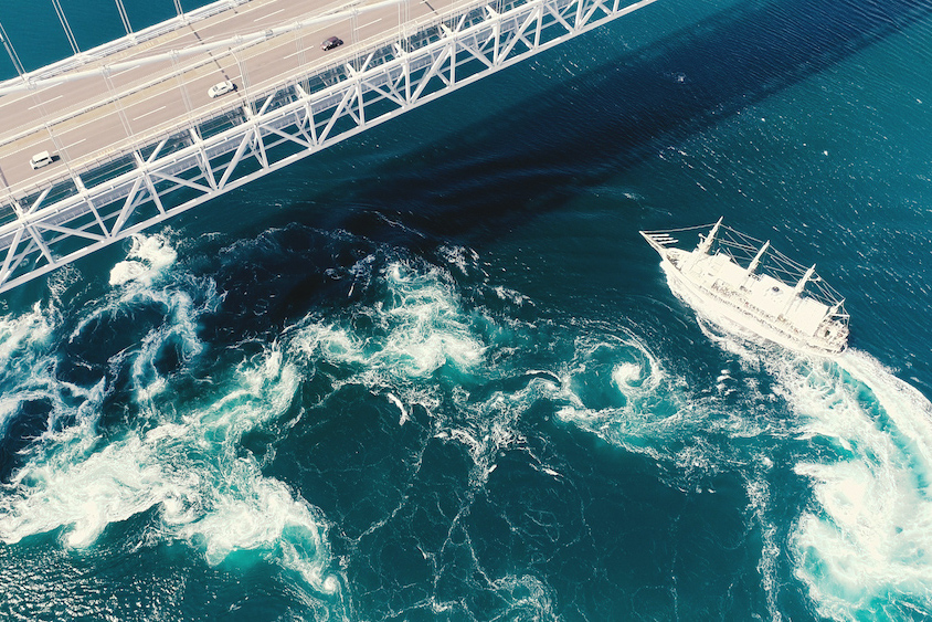 うすしお 鳴門海峡の渦潮を上空70mからのドローン映像で体感！ 淡路島うずしお