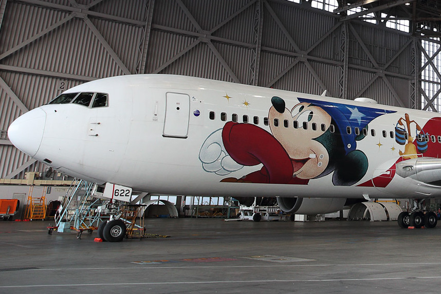 JAL、ディズニー映画「ファンタジア」公開80周年の特別塗装機就航