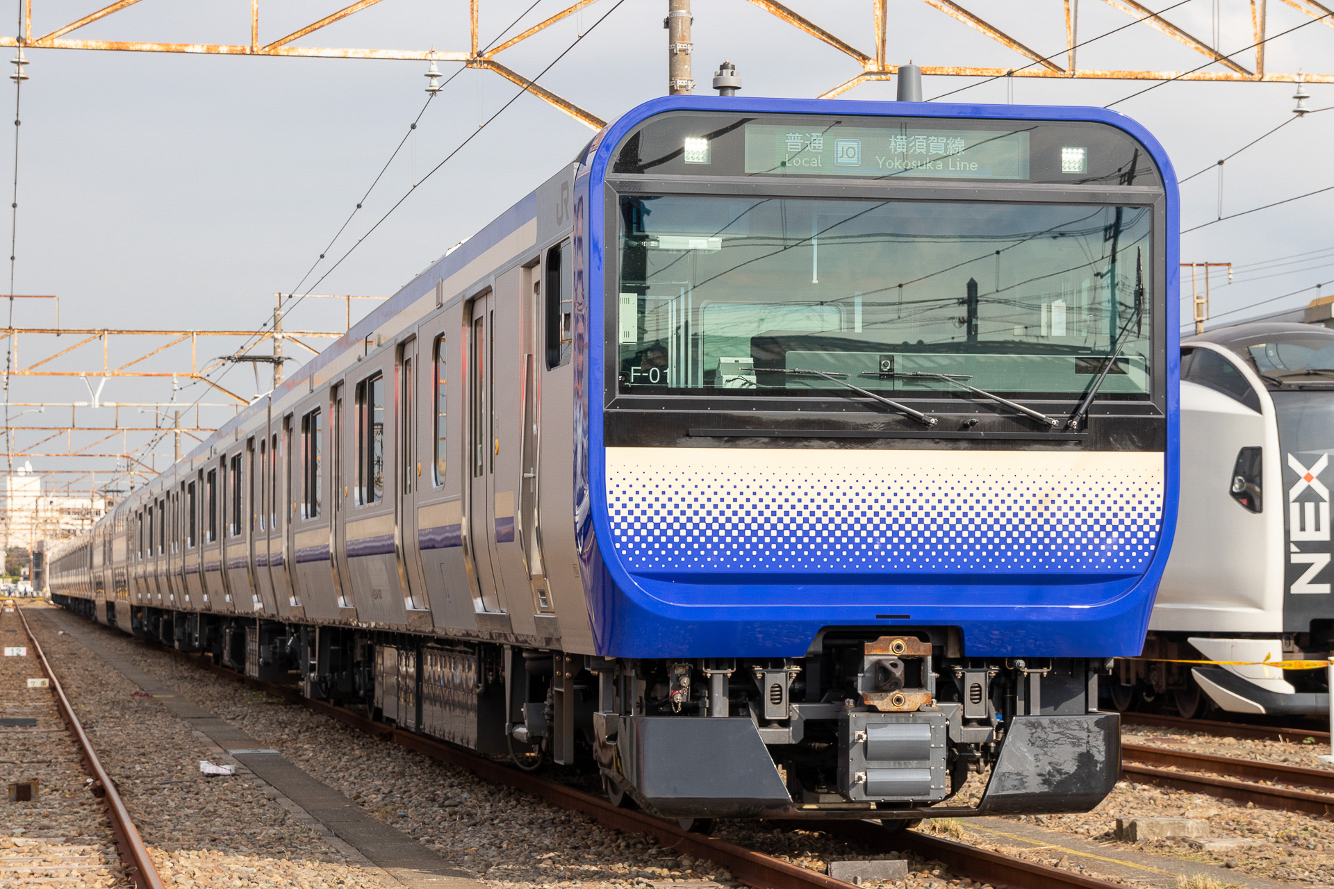 JR東日本、横須賀・総武快速線の新車両「E235系」を公開。グリーン車に