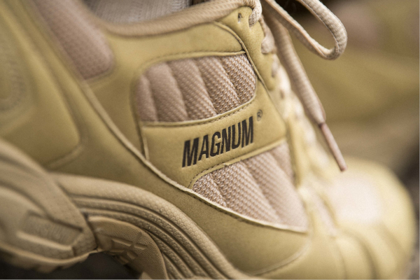 アウトドアブランドHI-TEC、英国軍採用トレーニングシューズ「MAGNUM U.S.T」に新色 - トラベル Watch