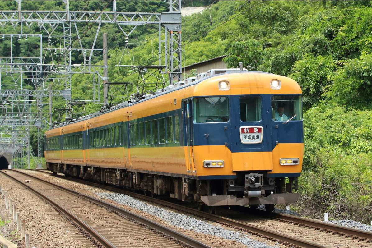 近鉄、定期運用を終了した「12200系車両」を臨時特急列車として運行