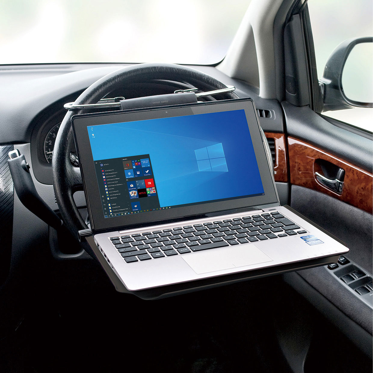 サンワサプライ、ハンドルに取り付ける車載用ノートPCテーブル。角度