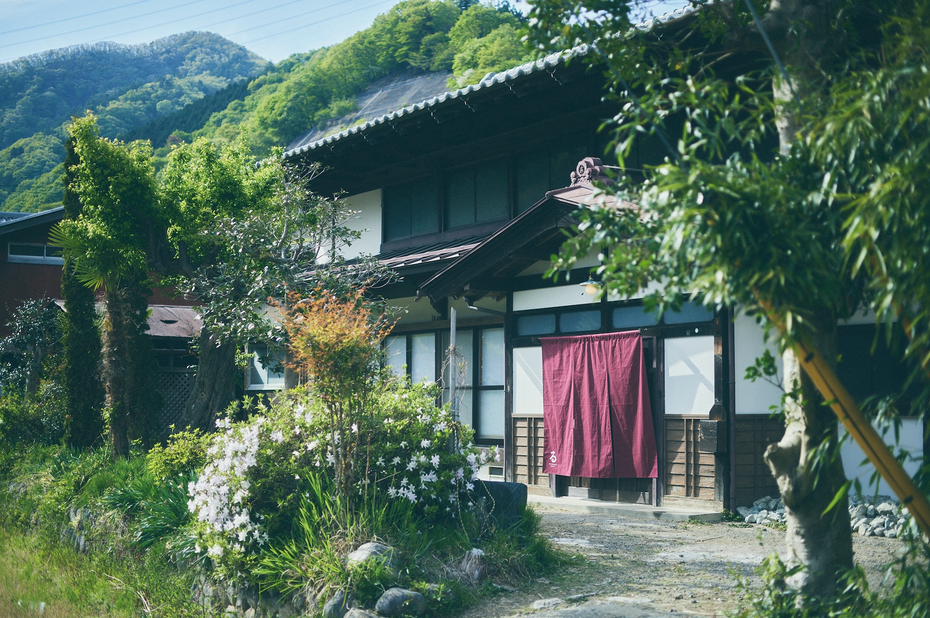 山梨県大月市に「古民家宿るうふ 織之家」4月29日オープン。築112年の