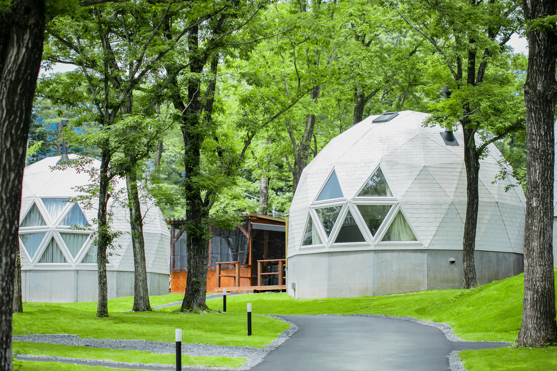 那須高原のグランピング施設「WHITE LAMP」開業。プライベート感ある