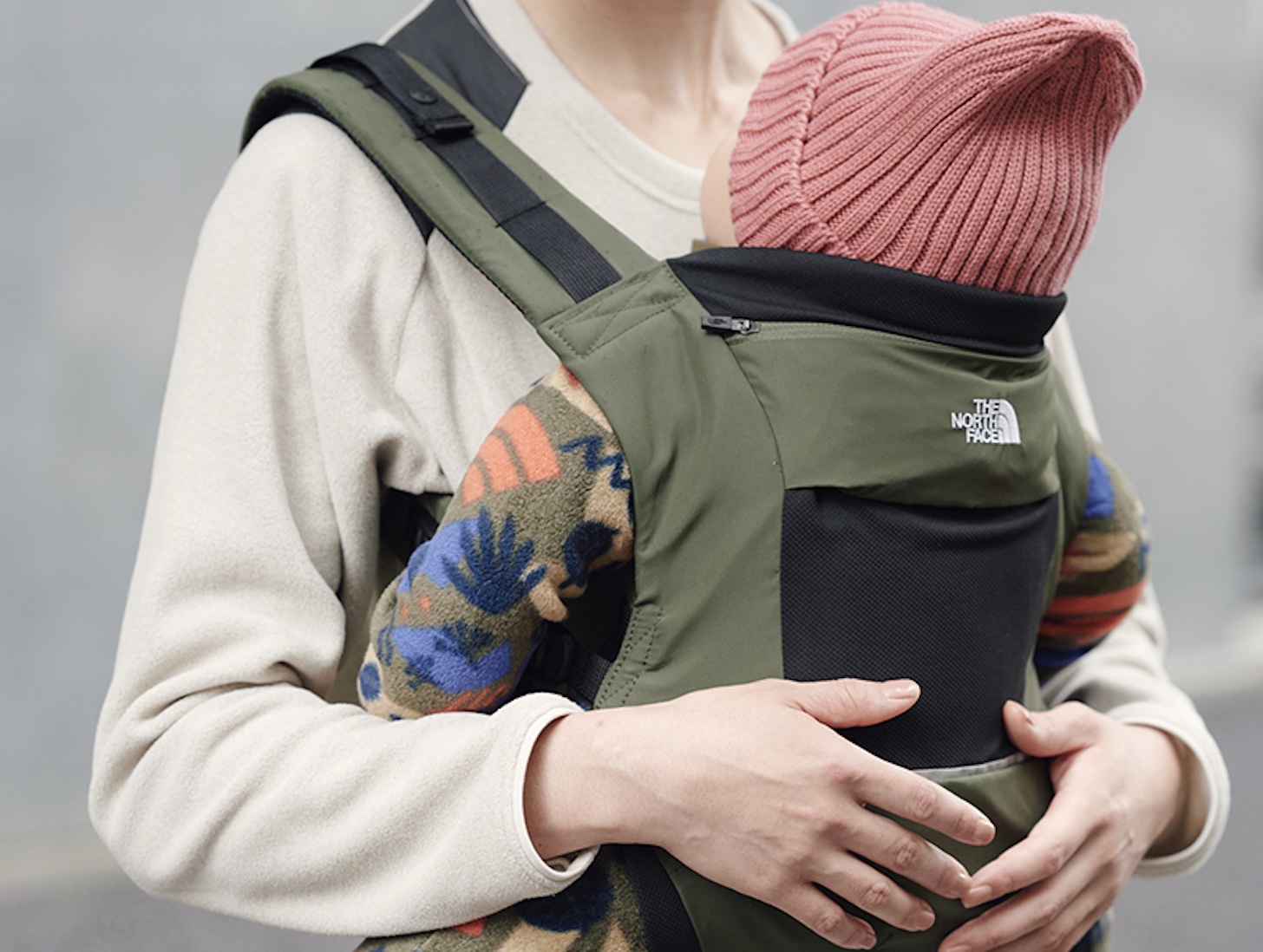 THE NORTH FACE、抱っこ紐「Baby Compact Carrier」。野外活動で子供を
