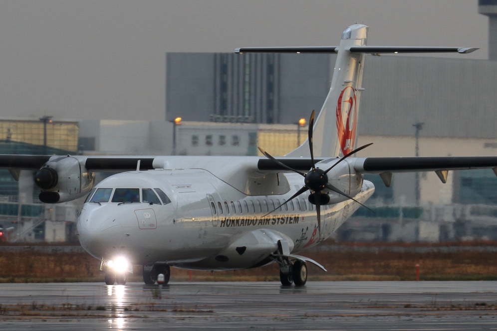 JAL、羽田～千歳70周年。千歳飛行場滑走路で当時を再現したレアな遊覧