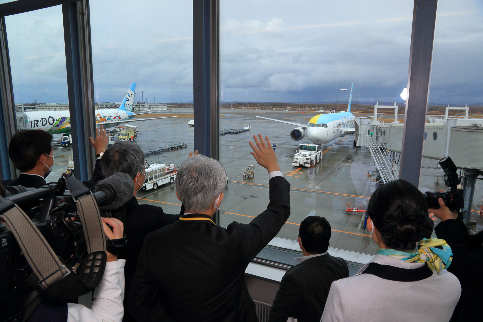 ロコンジェット北海道、新千歳で初便就航。草野社長「機内も演出に