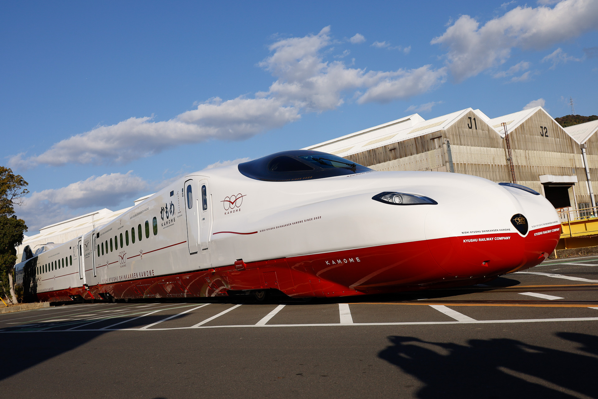 西九州新幹線「かもめ」初公開。白地に紅のボディ、クラシックモダンな