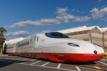 新デビューの西九州新幹線にさっそく乗ってきた！ 武雄温泉駅で「かもめ」「リレーかもめ」を対面乗換 長崎駅～博多駅間は最速約1時間20分に - トラベル  Watch