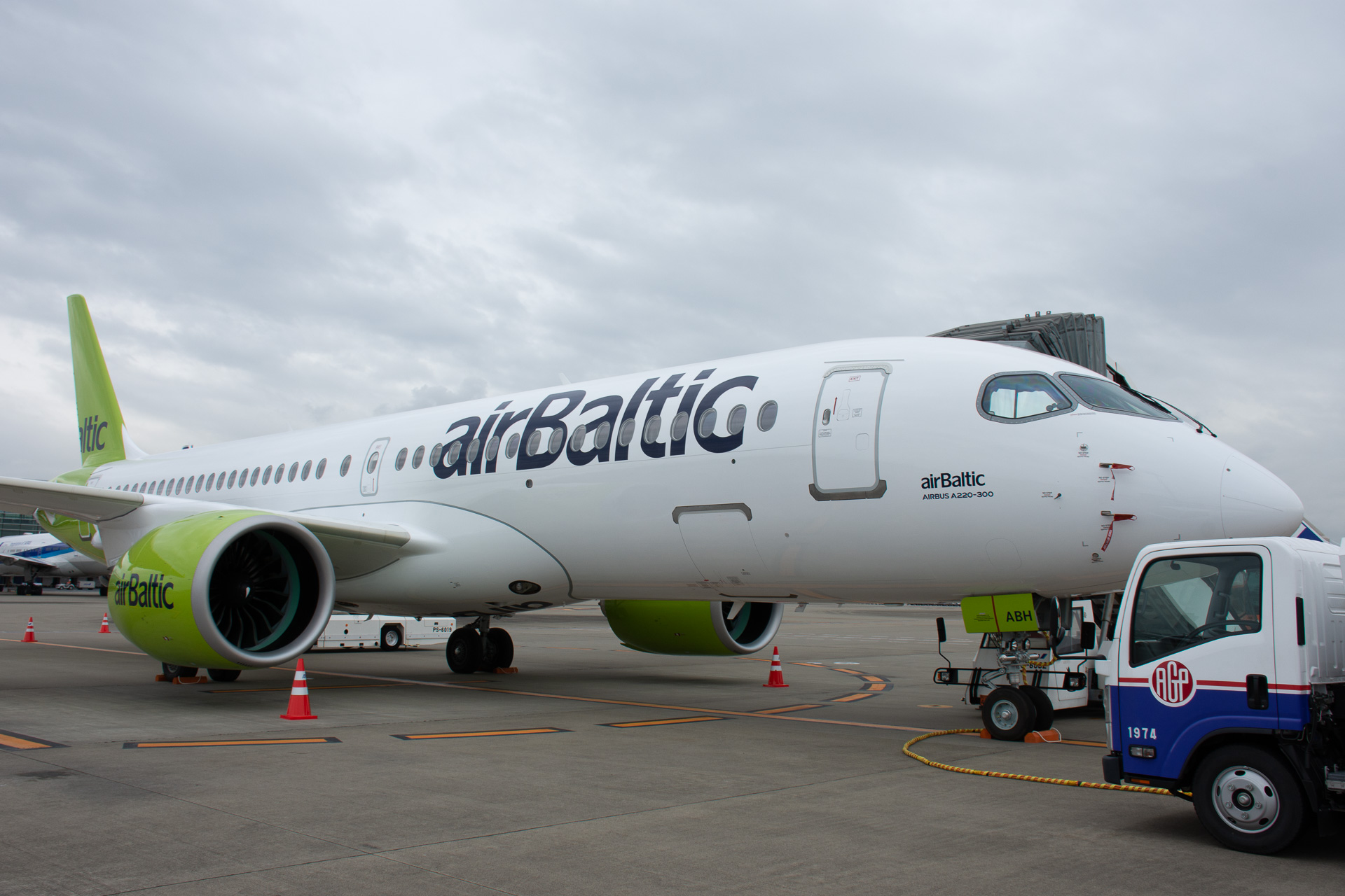 日本初お目見えエアバス A220-300の機内と外観。丘珠・屋久島・利尻の