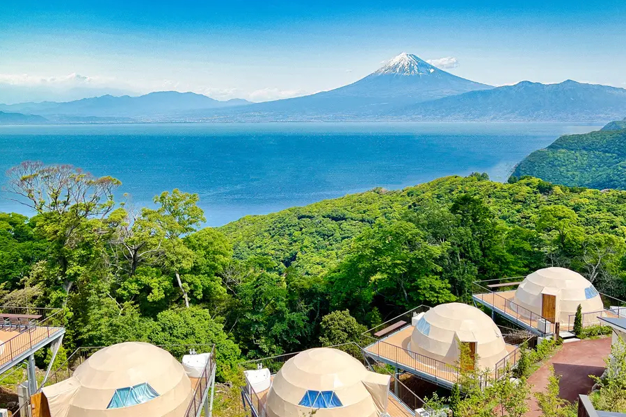 西伊豆にプライベートバス付きグランピング「天空テラス」開業。崖に