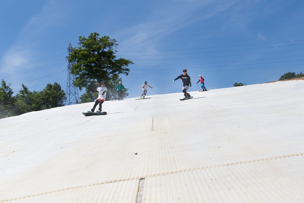 かぐらスキー場、夏でも全長約1100mのゲレンデでスキーを楽しむ。登山者用に「かぐら第1高速リフト」の上り乗車営業も - トラベル Watch