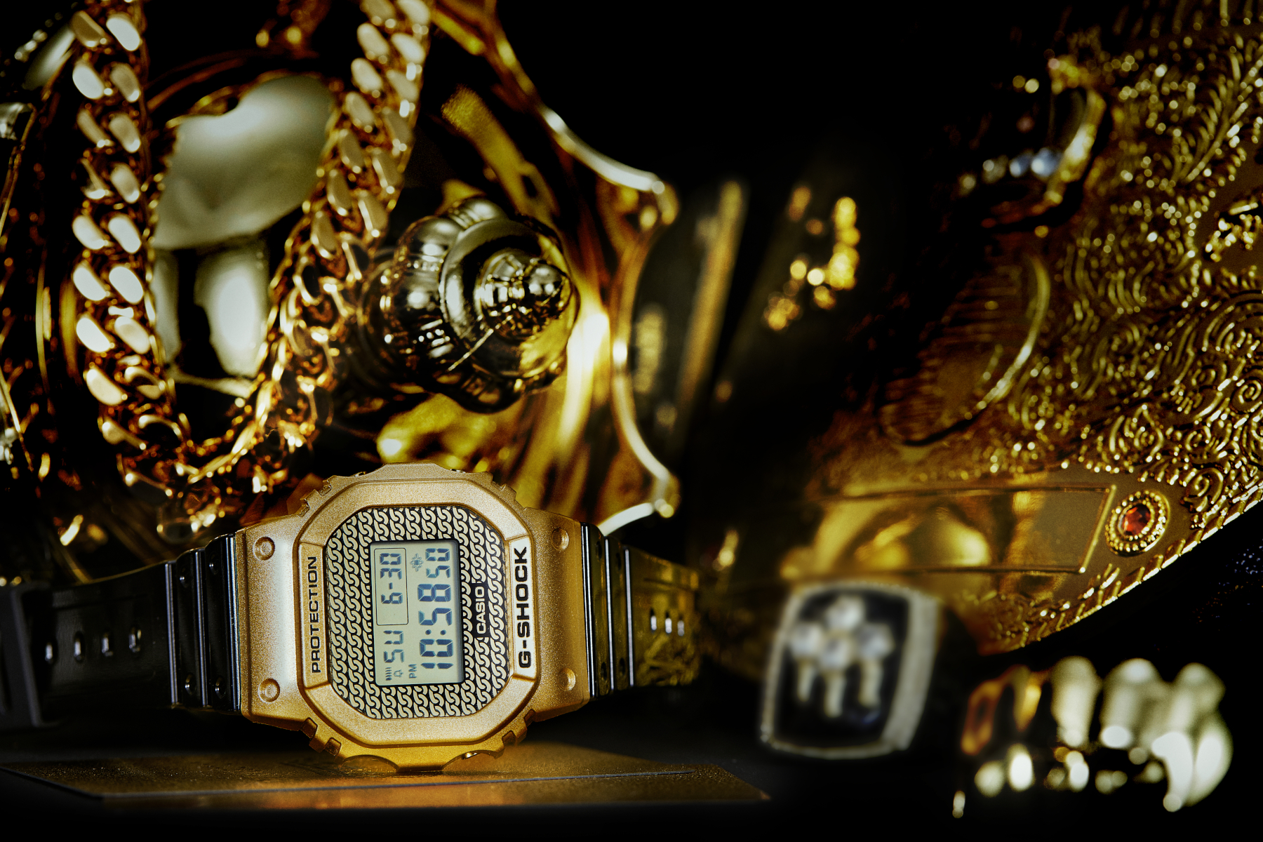 G-SHOCK、ゴールド×ブラックでHip Hopスタイルをイメージした「DWE