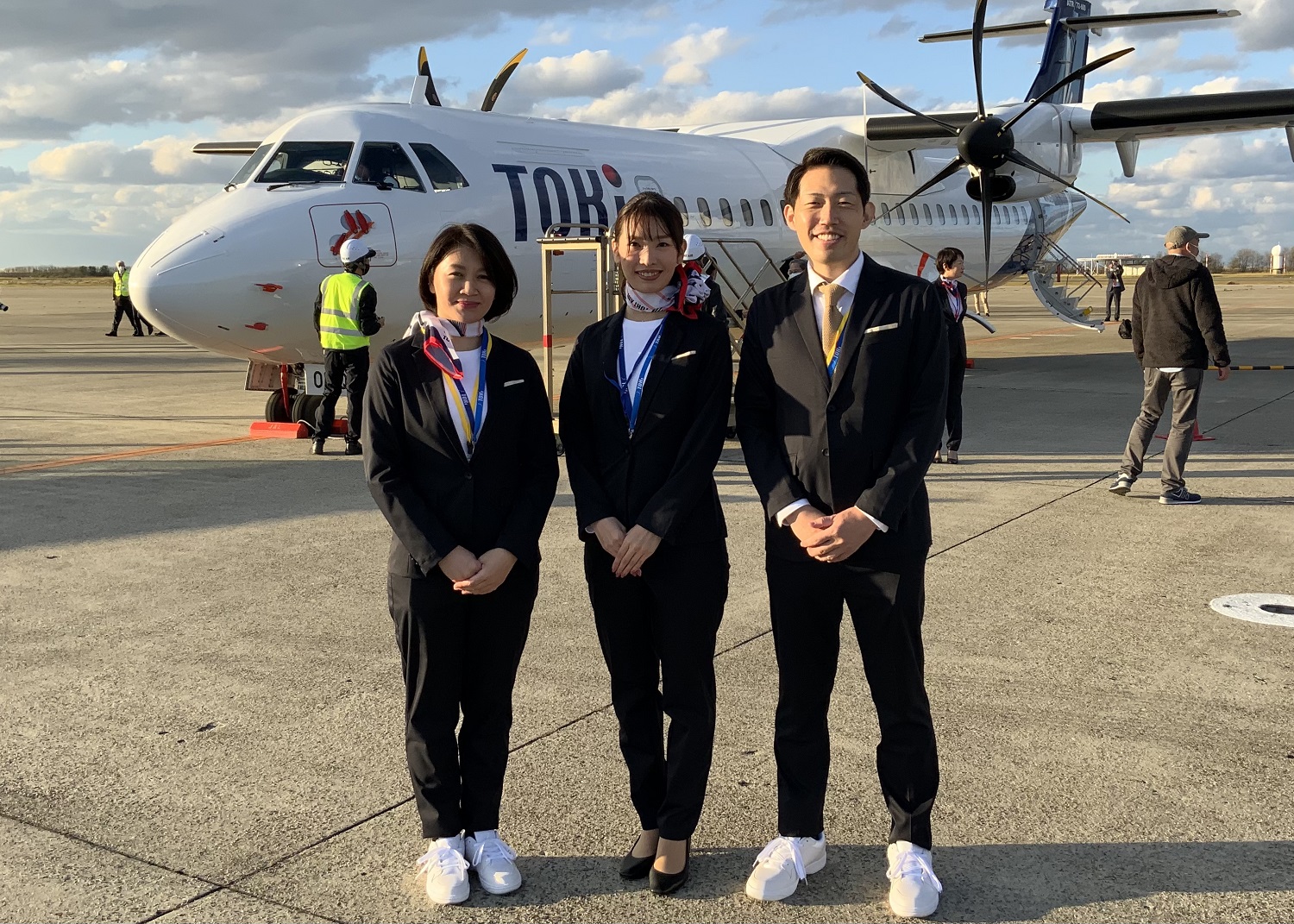 スーツに見える作業着のWWS、新潟の航空会社トキエアの制服に。整備士