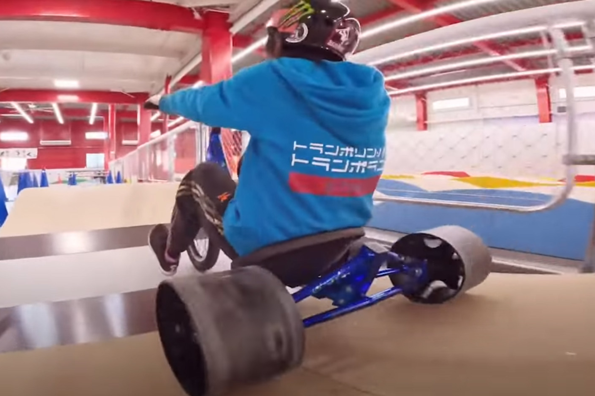 埼玉に屋内でドリフト楽しめる“大人の三輪車”サーキット。オープン記念