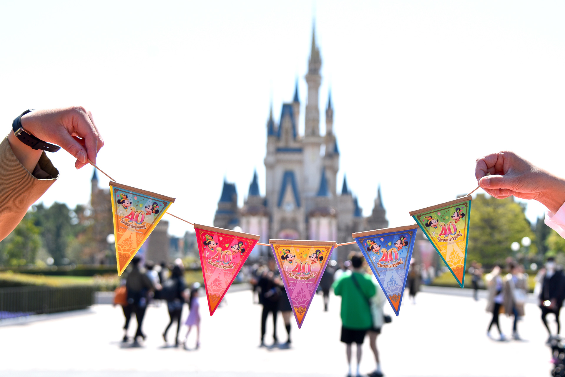 40周年の東京ディズニーリゾート、祝祭感アップ確実の“おそろコーデ”や