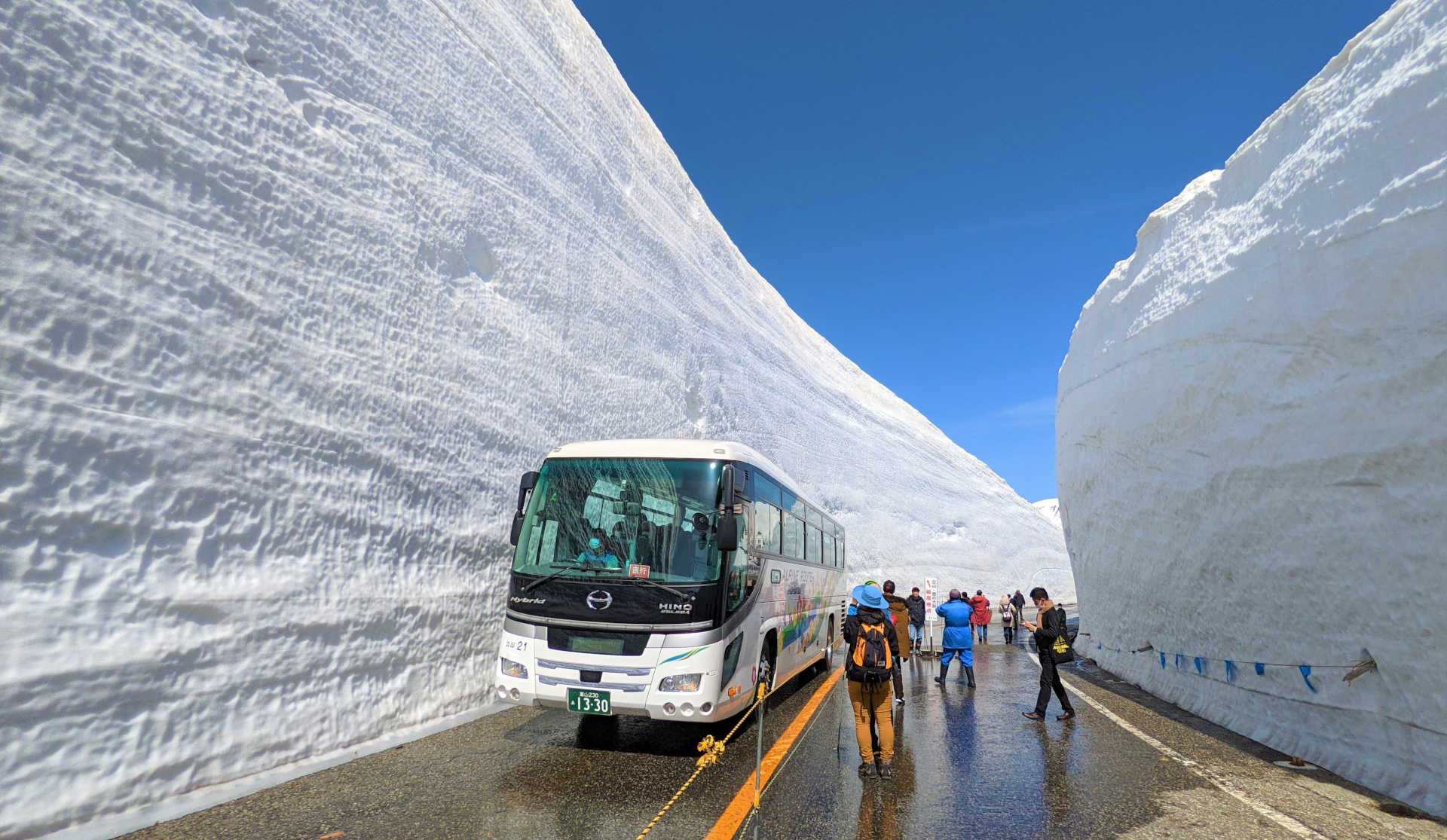 立山黒部アルペンルートが全線開通。高さ13mにそびえる“雪の大谷”で