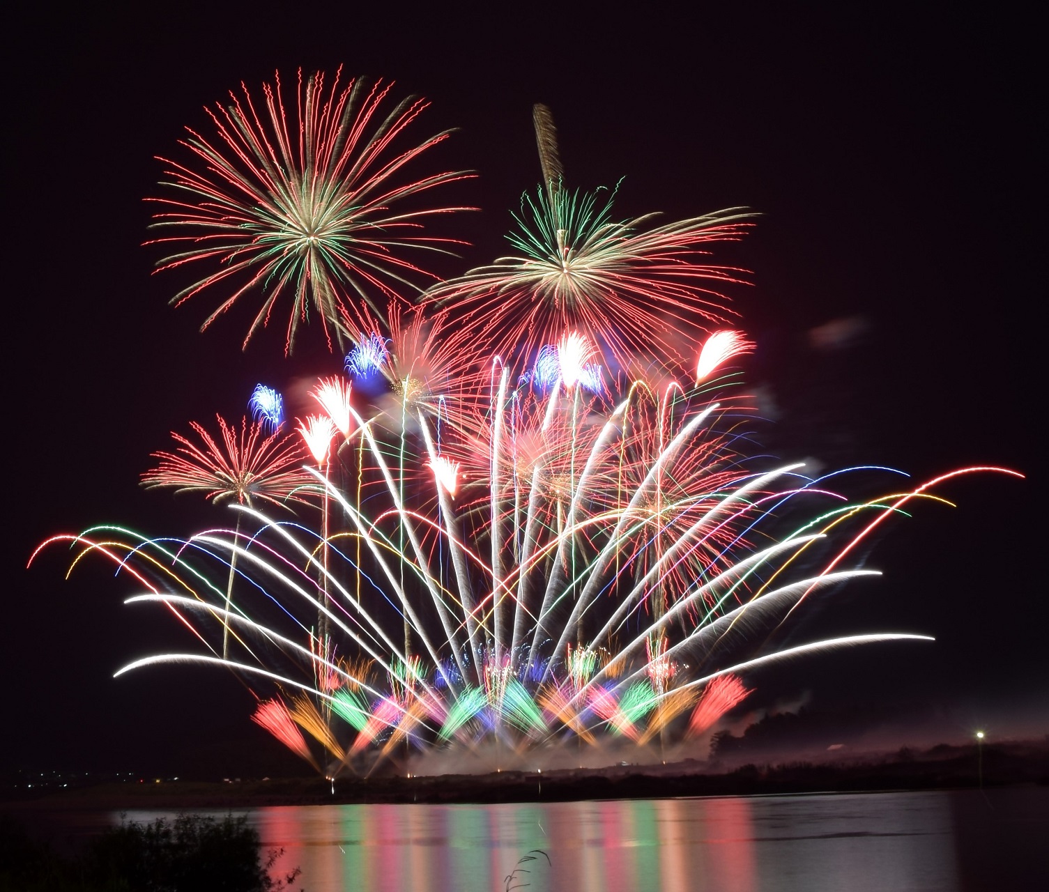 第71回伊勢神宮奉納全国花火大会、宮川河畔で4年ぶり開催。全国の花火