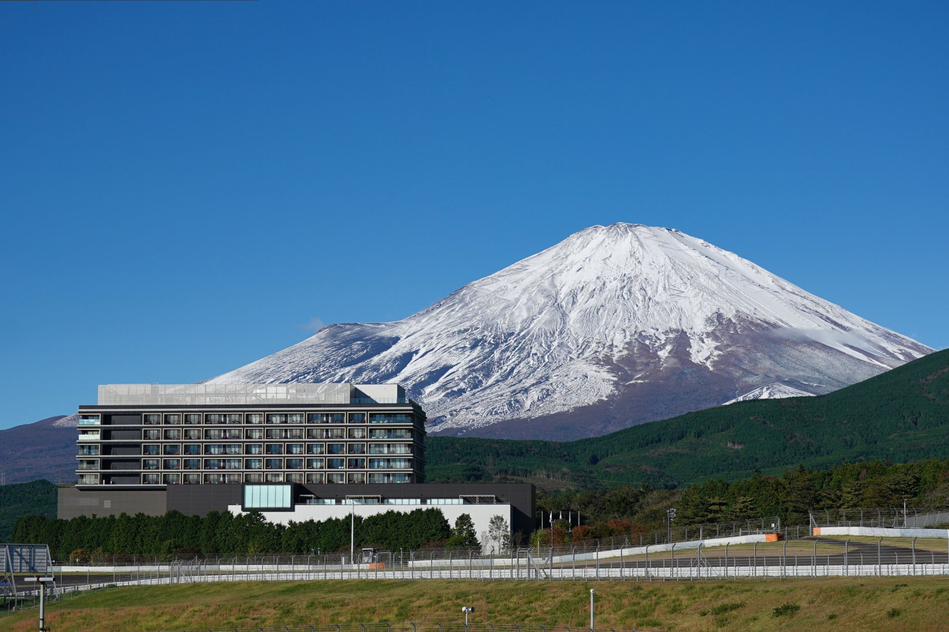 富士スピードウェイホテル、1泊2日富士登山ツアー。経験豊富な