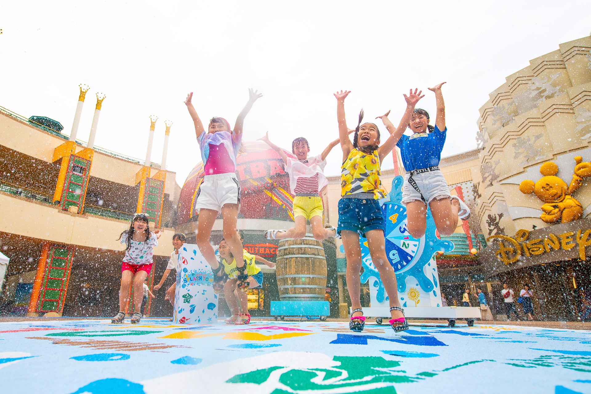 東京ディズニーリゾート・イクスピアリ、4年ぶりの水飛沫イベント「スプラッシュ・チャレンジ！」。夏らしい限定スイーツも登場 - トラベル Watch