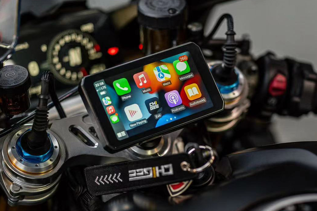 バイク向けドラレコ付き7インチディスプレイオーディオ。Makuake先行で