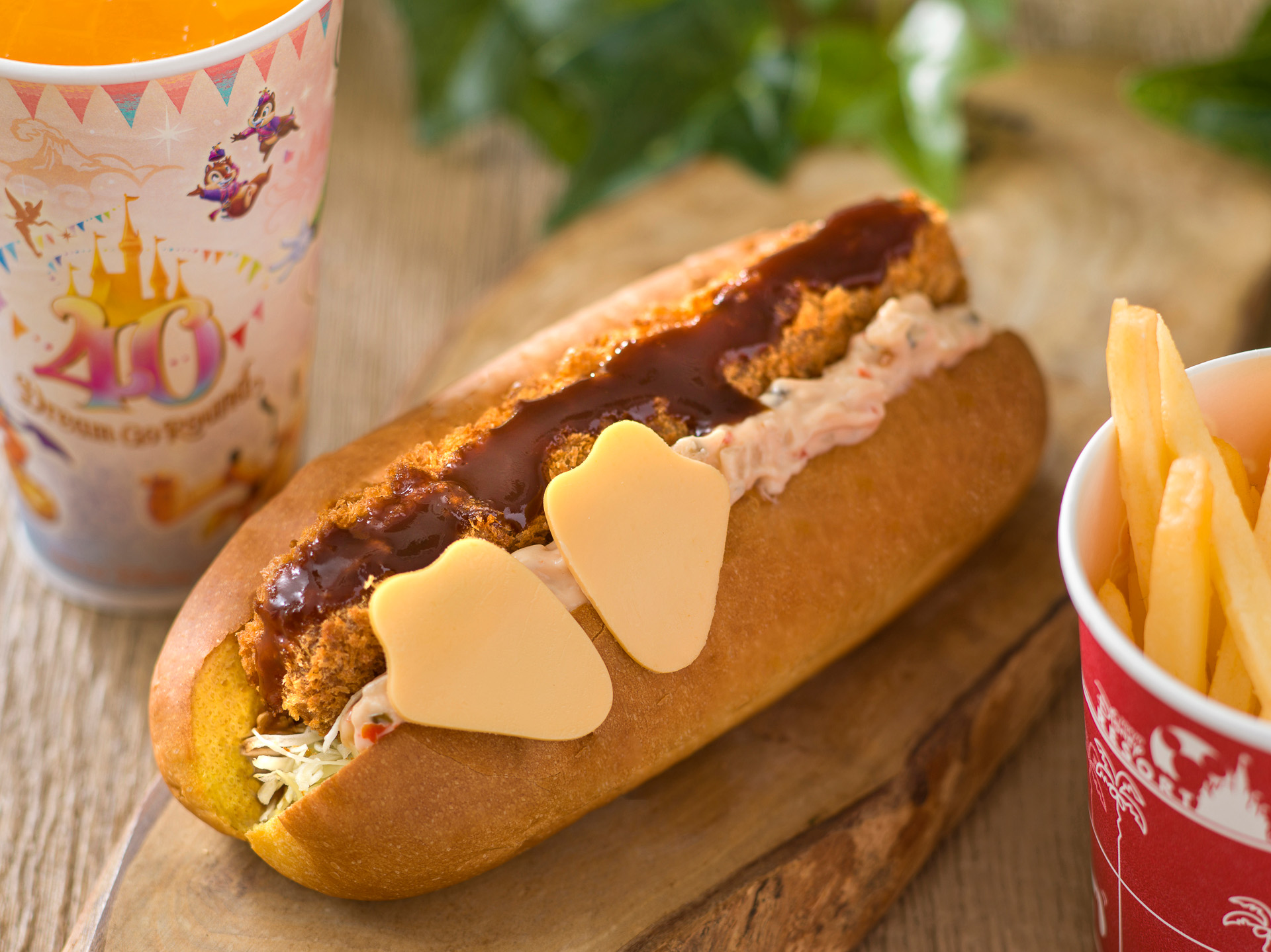 ドナルドダックがモチーフ！ 東京ディズニーランドのメンチカツドック