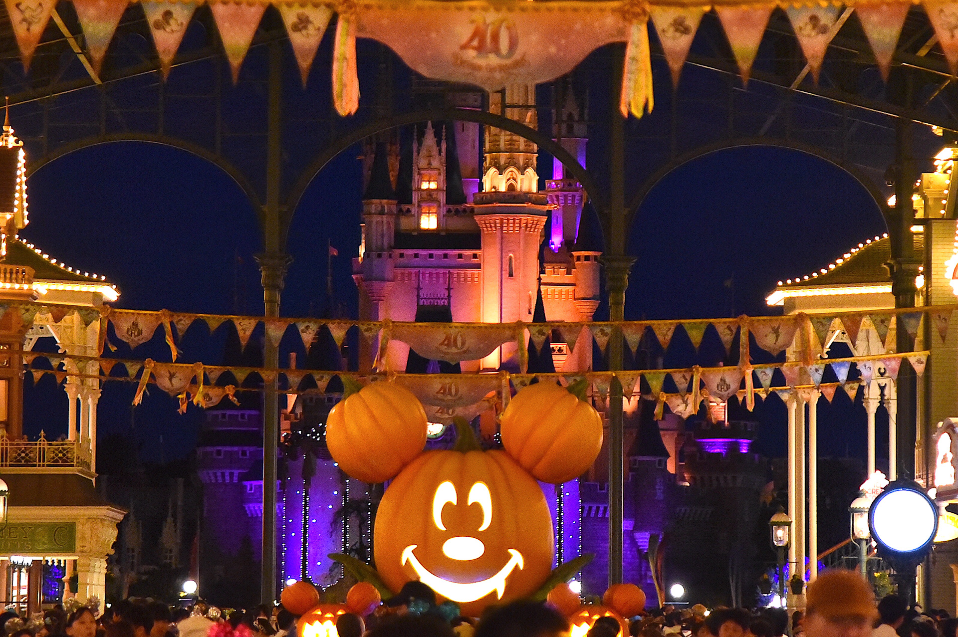 ディズニー・ハロウィーンは、夜だってゾクゾクワクワク！ 妖しく輝く