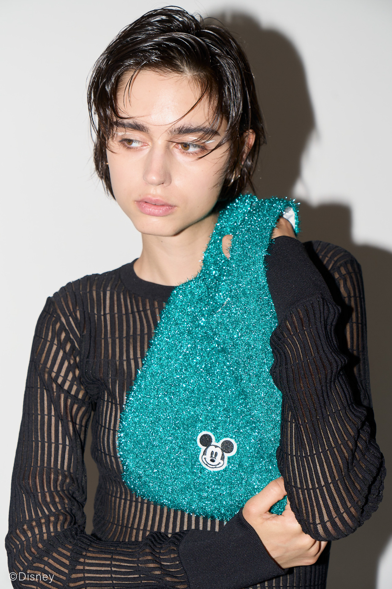 ミッキーマウスのワンポイント刺繍にキラふわ素材！ 5色展開のトート