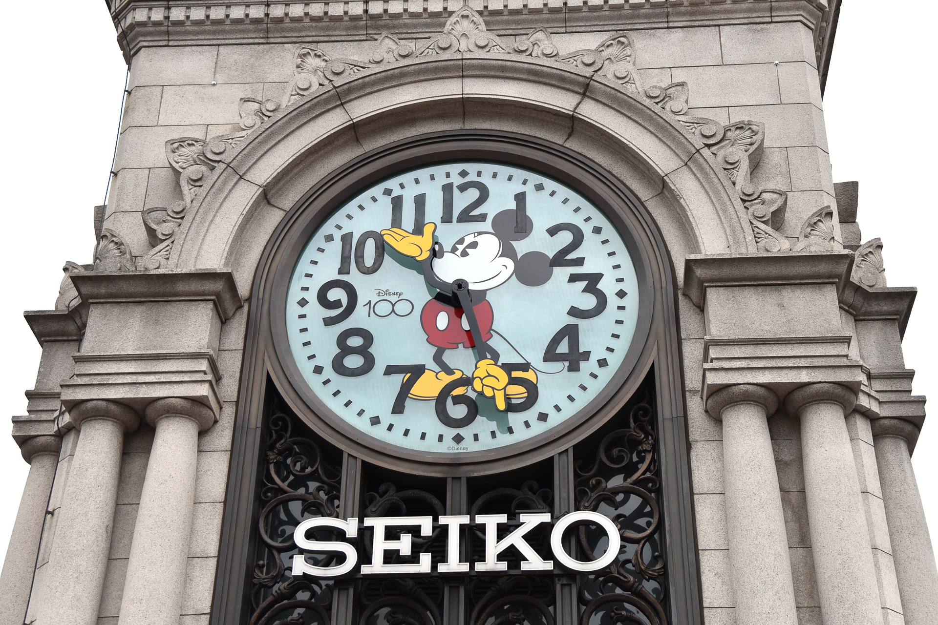 銀座のシンボル時計塔がミッキーマウスに期間限定で模様替え、除幕式に