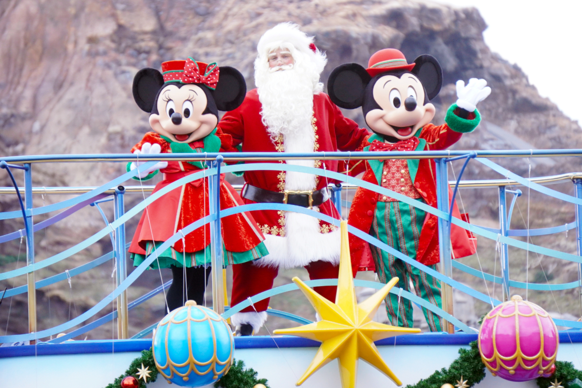 クリスマス衣装のミッキーと仲間たちが東京ディズニーシーの水上