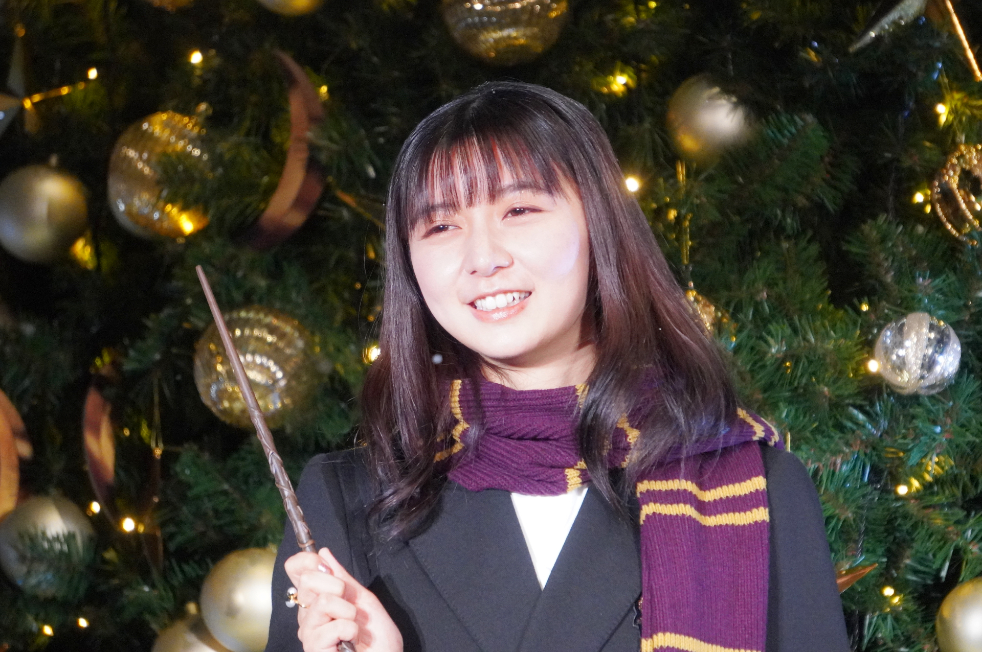 上白石萌歌さんが魔法の杖でツリー点灯！ 初のクリスマスを迎える