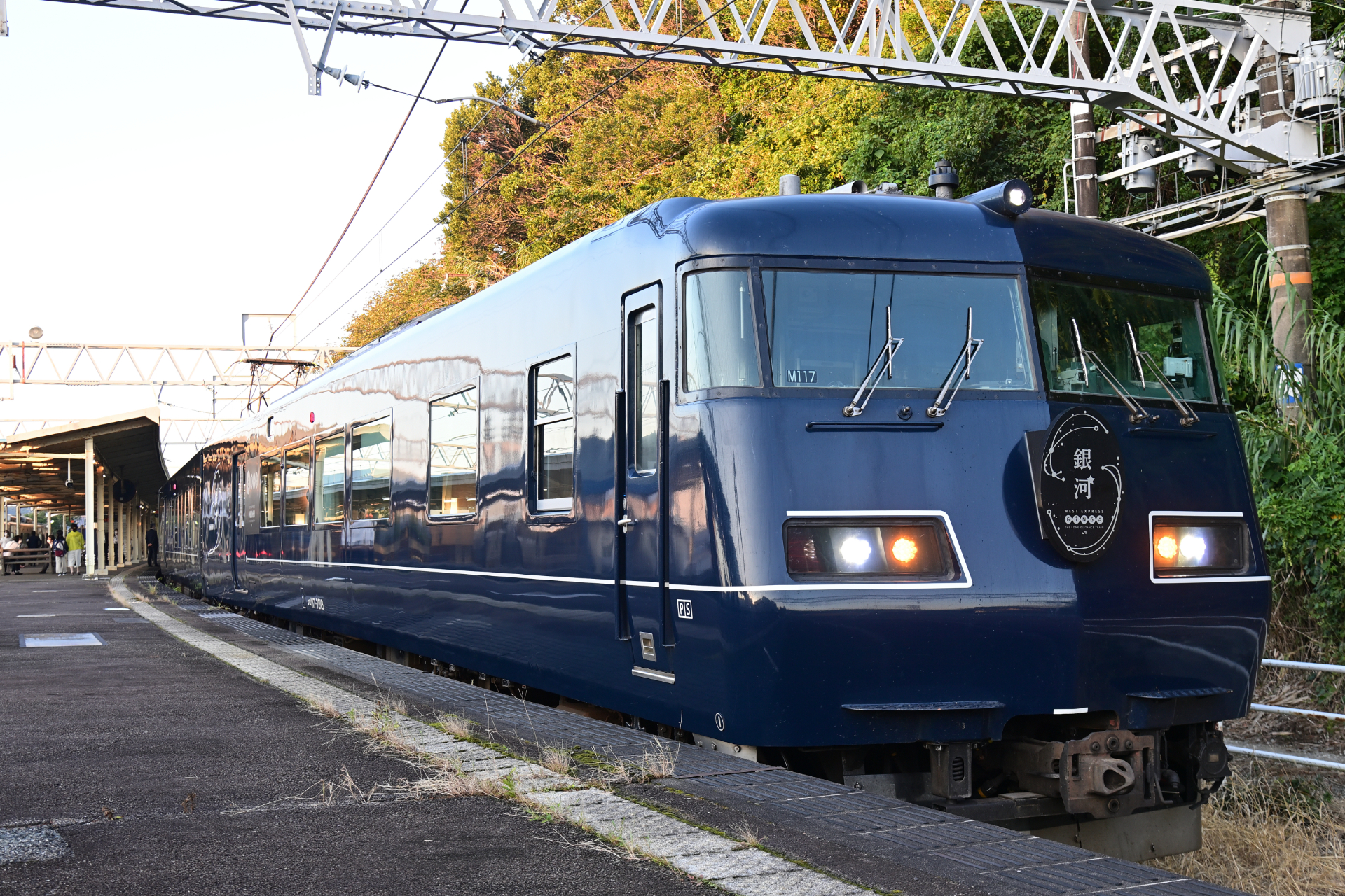 JR新宮駅で特急列車「WEST EXPRESS 銀河」車両見学会。鉄道グッズ販売