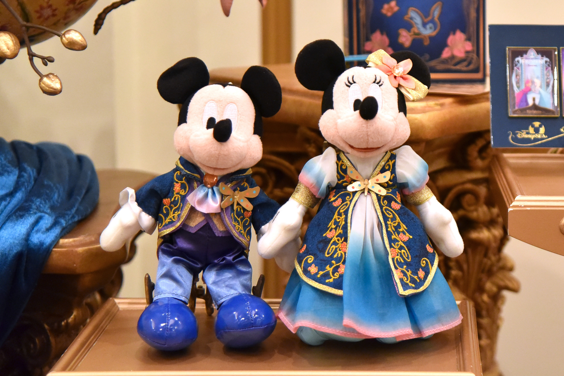 東京ディズニーシー「ファンタジースプリングス」ロゴ入りグッズ、ひと足早く4月8日発売！ 新衣装ぬいぐるみバッジも - トラベル Watch