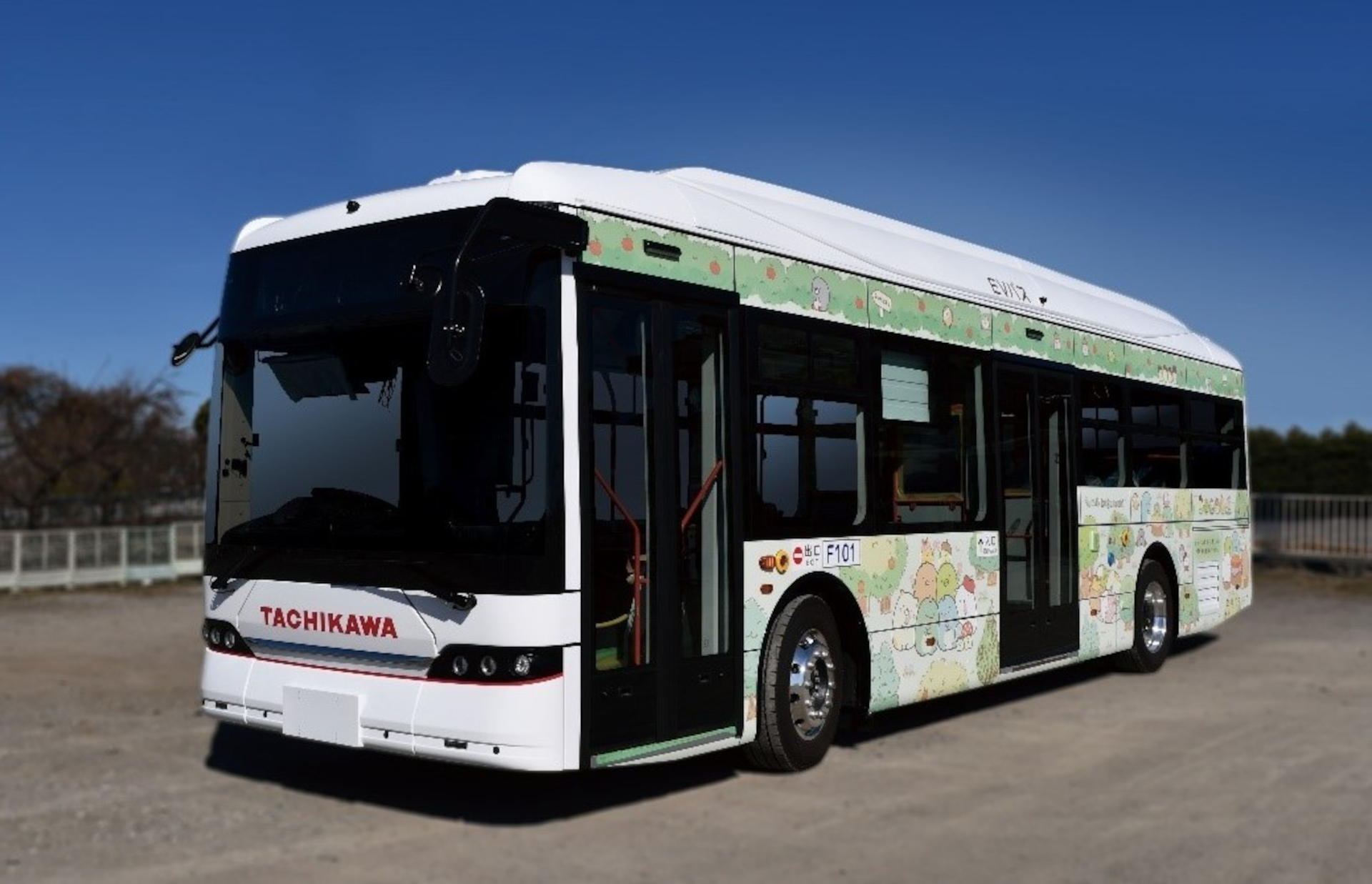 立川バス、森に集まる「すみっコぐらし」をデザインした大型電気バス