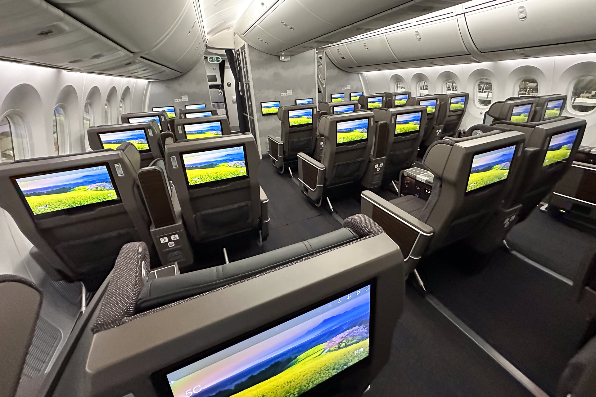 ANA、787-10国内線仕様を公開。プレミアムクラスは15.6インチ画面に