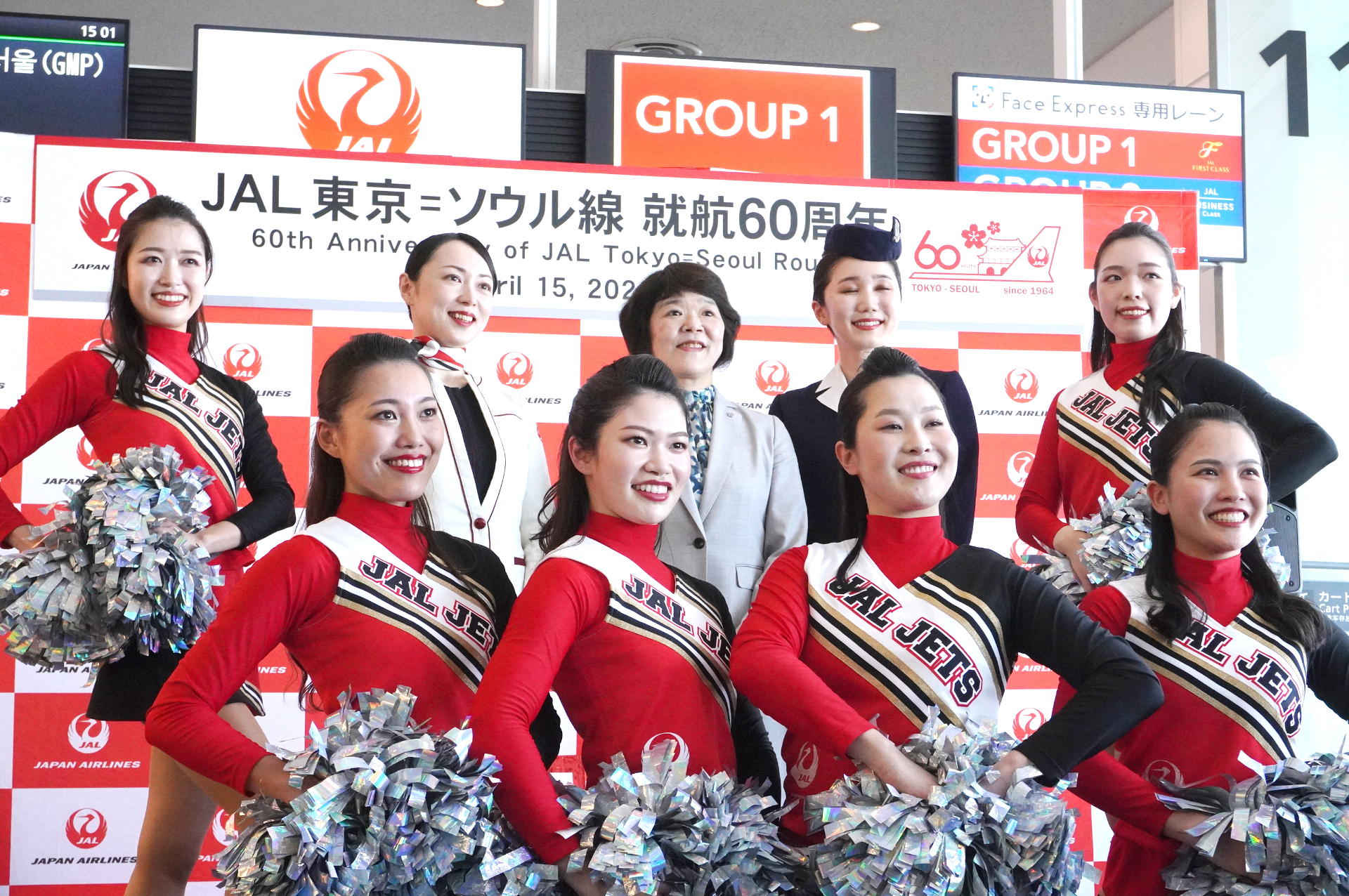 JAL、東京～ソウル線の就航60周年で搭乗客にサプライズ。TWICEの人気曲チアダンスと記念品でJL93便を見送る - トラベル Watch